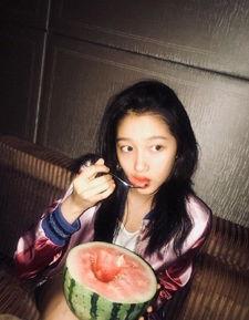 发妞吃瓜旗袍视频,穿越时空的时尚之旅