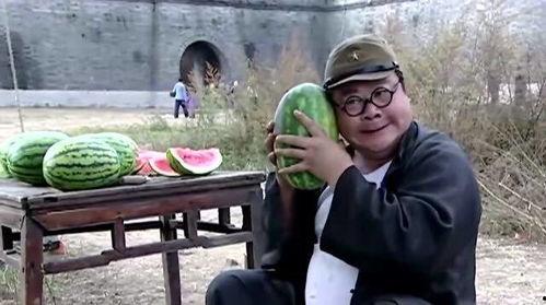 老伯给师兄吃瓜,老伯师兄间的温馨食趣