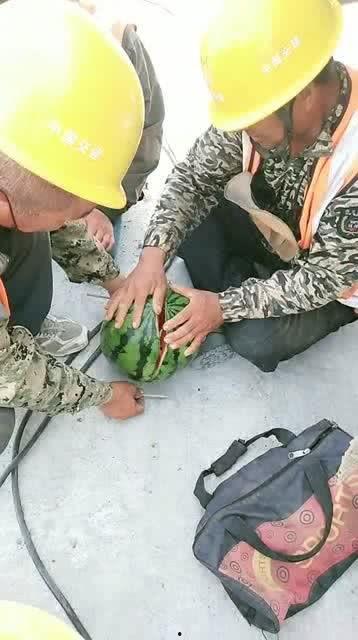 在工地吃瓜喝水,吃瓜喝水，清凉一夏