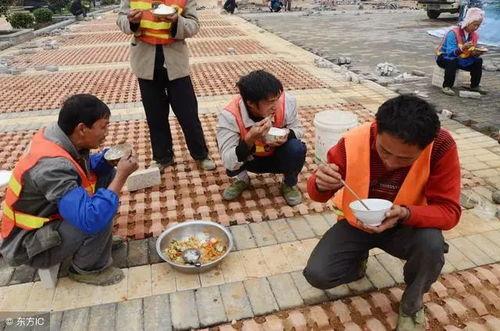 在工地吃瓜喝水,吃瓜喝水,清凉一夏 第2张 在工地吃瓜喝水,吃瓜喝水,清凉一夏 第2张