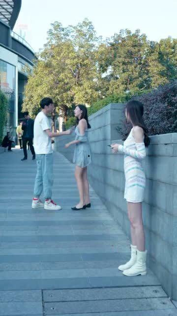 吃瓜碰到情侣吵架,现场一幕引人深思  第2张