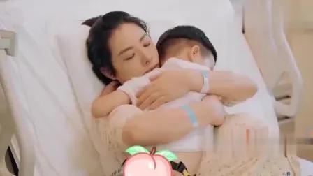 未婚带孩子吃瓜,温馨日常展现母爱光辉